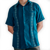 Guayabera azul jade bordada artesanal de manga corta