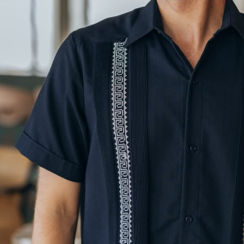 Modelo usando guayabera azul marino manga corta