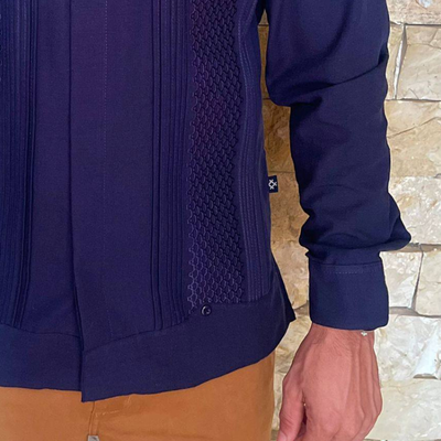 Guayabera azul navy elegante confeccionada en Yucatán