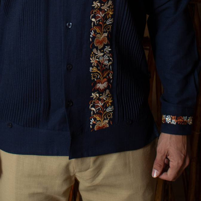 Guayabera azul índigo elegante confeccionada en Yucatán