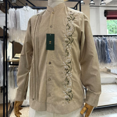 Guayabera beige con bordado floral artesanal