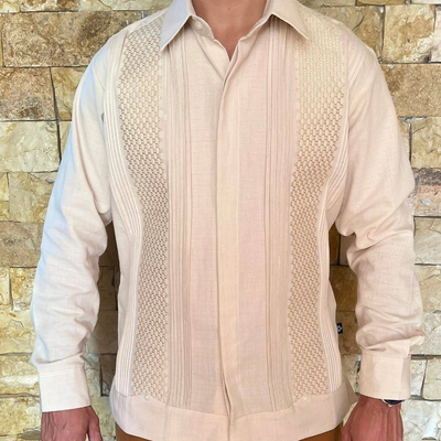 Guayabera beige de manga larga con acabado artesanal