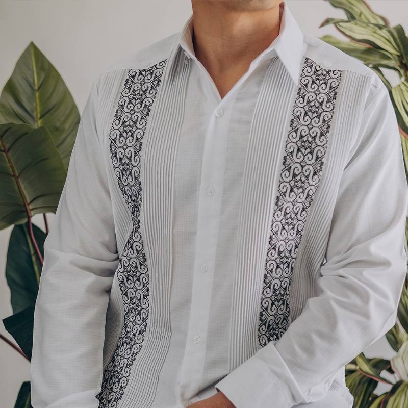 Guayabera blanca bordada