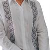 Guayabera blanca bordada con detalles en gris y azul