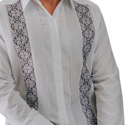 Guayabera blanca bordada con detalles en gris y azul