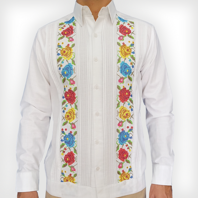 Guayabera blanca bordada con flores artesanales estilo Yucatán