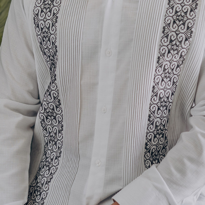 Guayabera blanca bordada hombre