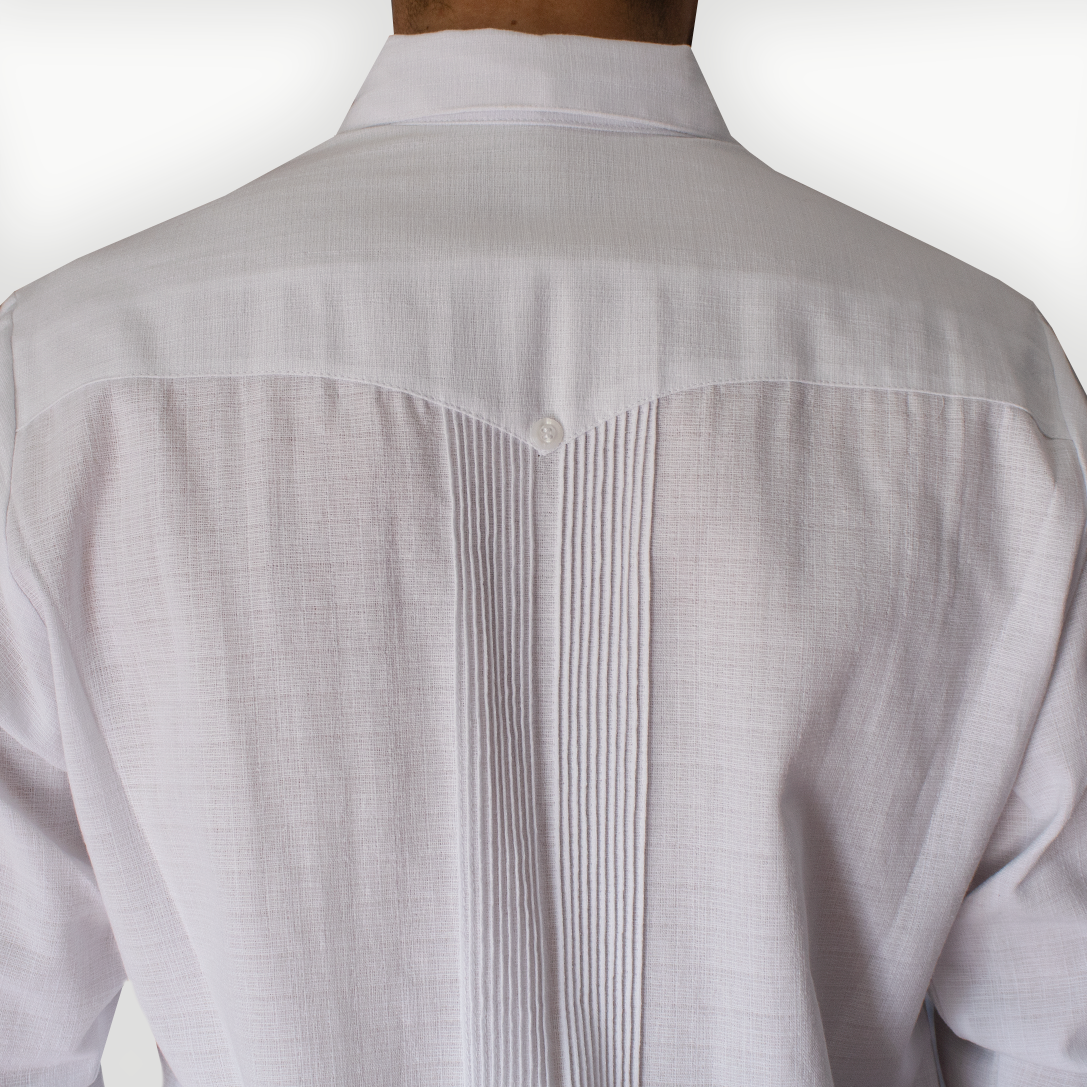 Guayabera blanca bordado azul combinada con pantalón de vestir