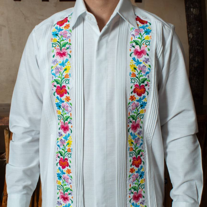Guayabera blanca con bordado floral artesanal