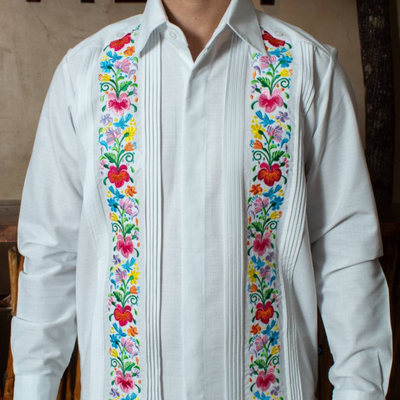 Guayabera blanca con bordado floral artesanal