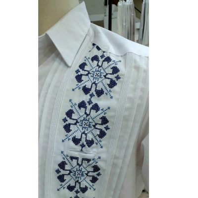 Guayabera blanca con bordado tradicional azul artesanal