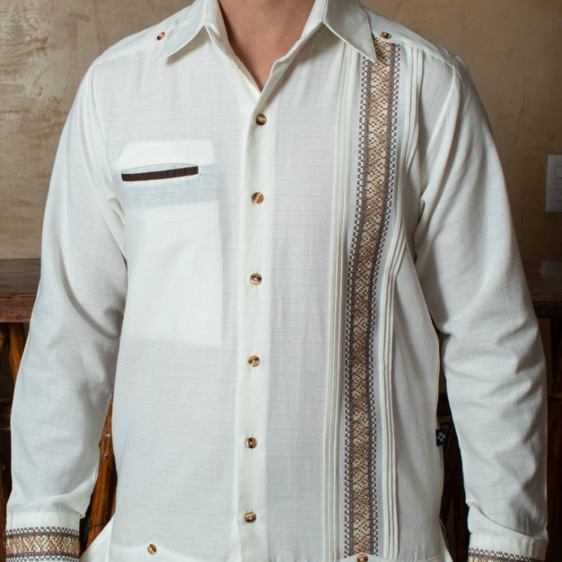 Guayabera blanca con puños bordados a mano
