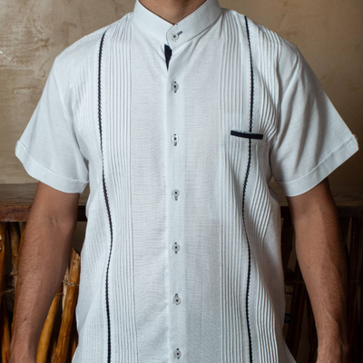 Guayabera blanca cuello mao con bordado azul marino artesanal