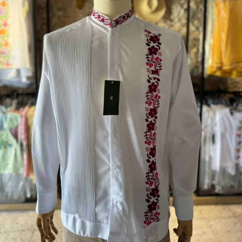 Detalle del bordado de flores rosa en guayabera cuello mao