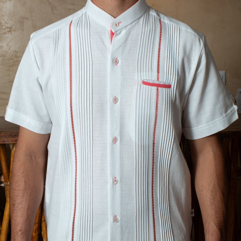 Guayabera blanca cuello mao con bordado rosa artesanal