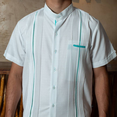 Guayabera blanca cuello mao con bordado verde agua artesanal