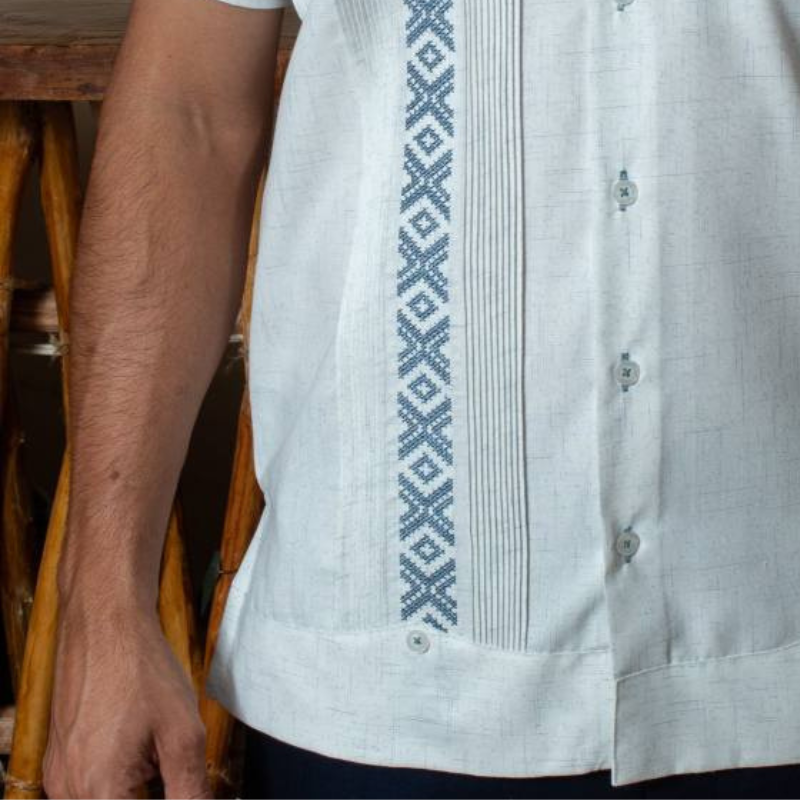 Guayabera blanca de lino con diseño fresco y elegante