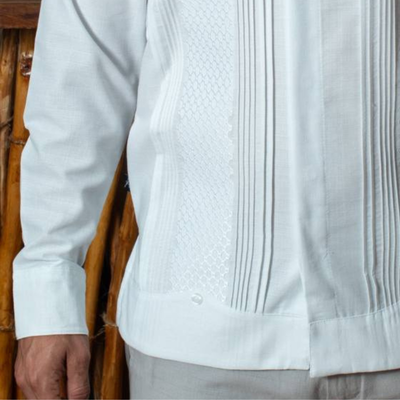 Guayabera blanca de lino con diseño típico mexicano hecho a mano