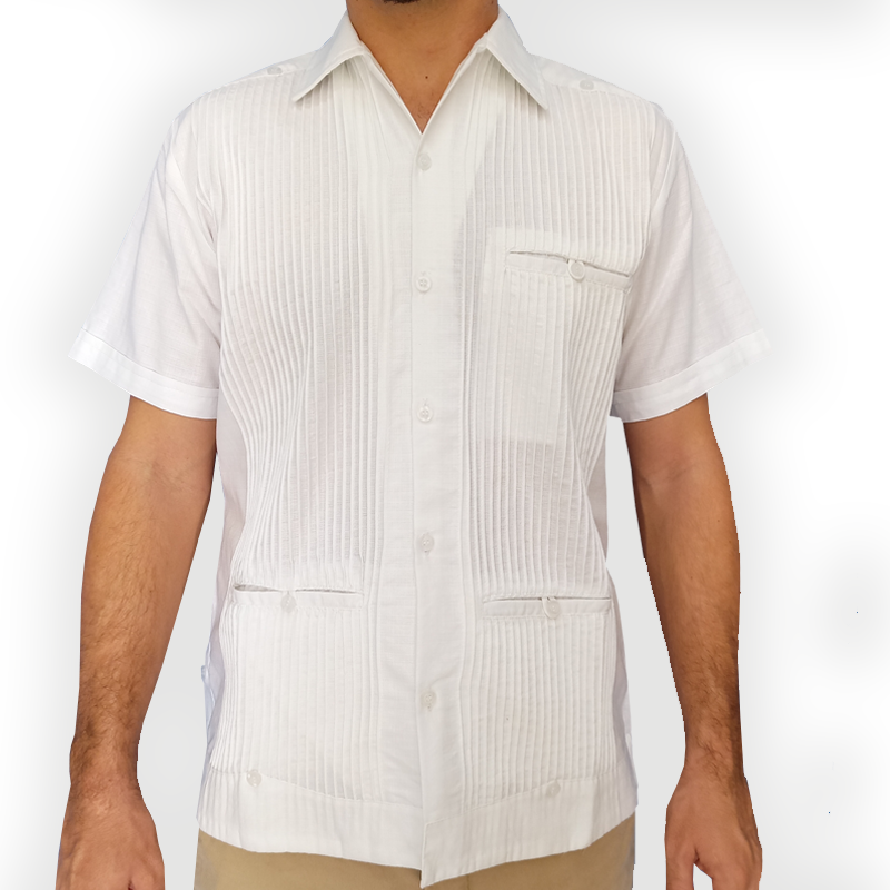 Guayabera blanca de manga corta con detalles de alforzas - vista frontal completa