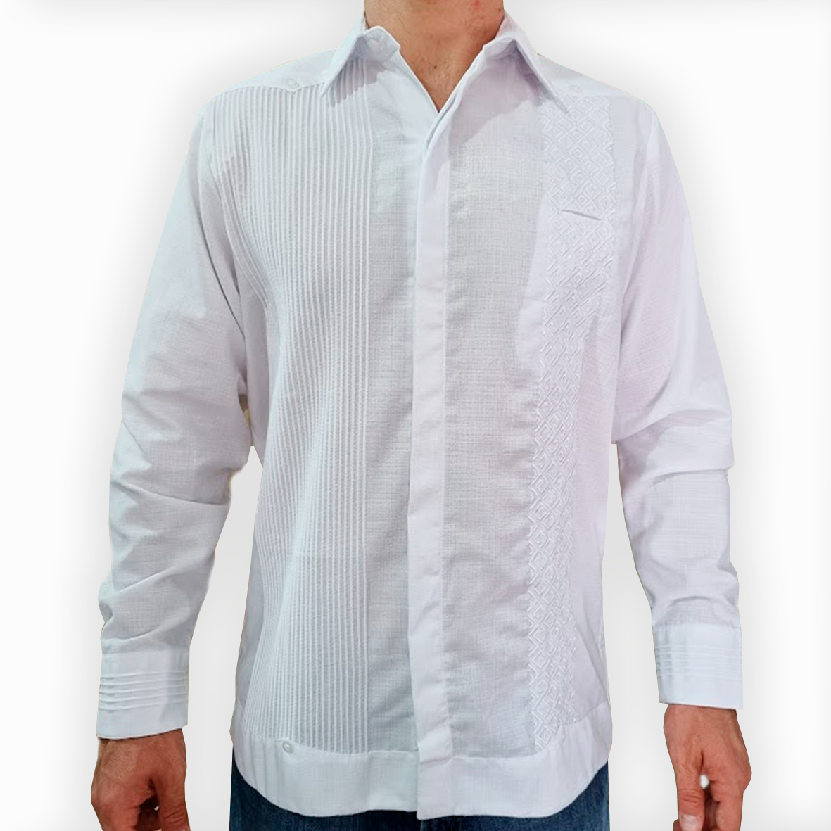 Guayabera blanca de novio con bordado tradicional

