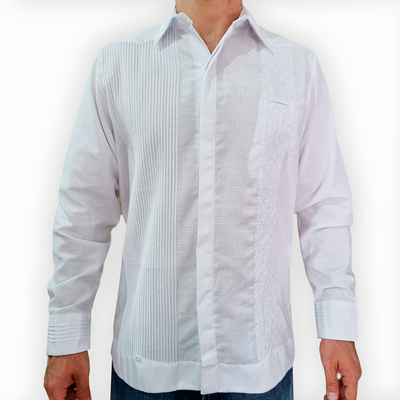Guayabera blanca de novio con bordado tradicional