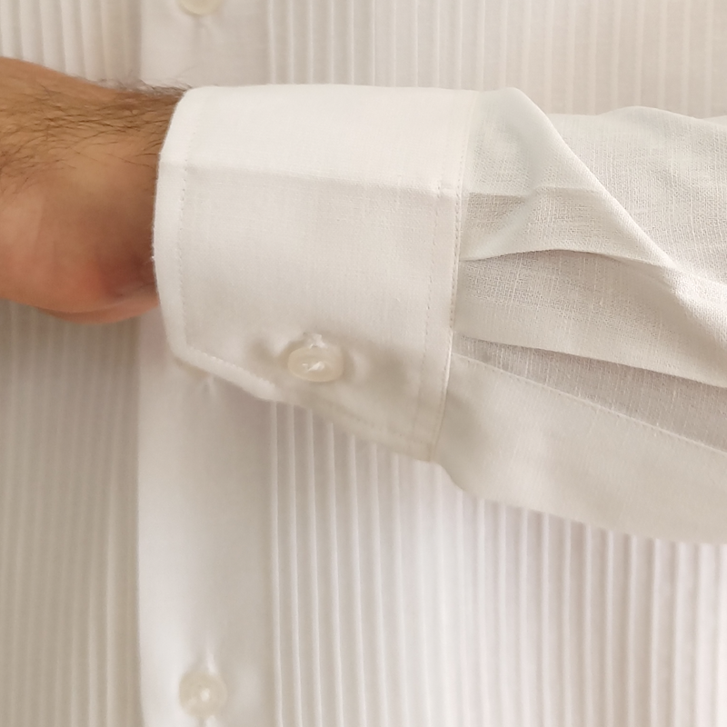 Guayabera blanca formal combinada con sombrero estilo caribeño