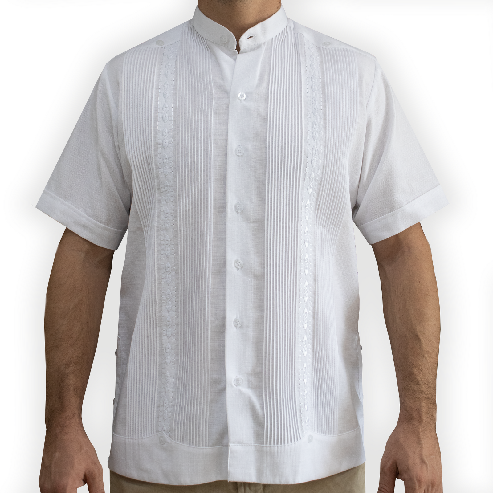 Guayabera blanca manga corta bordada con cuello mao