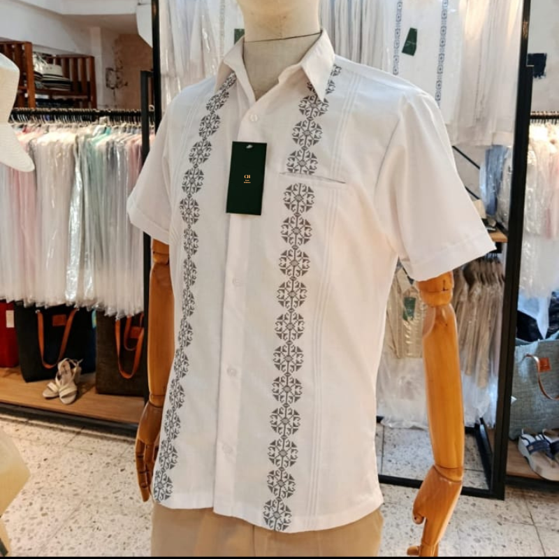 Guayabera blanca manga corta con bordado gris artesanal
