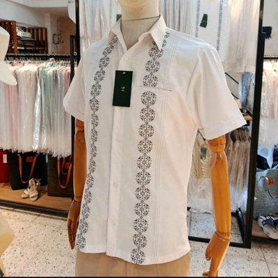 Guayabera blanca manga corta con bordado gris artesanal