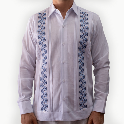 Guayabera blanca manga larga bordada con diseño mexicano
