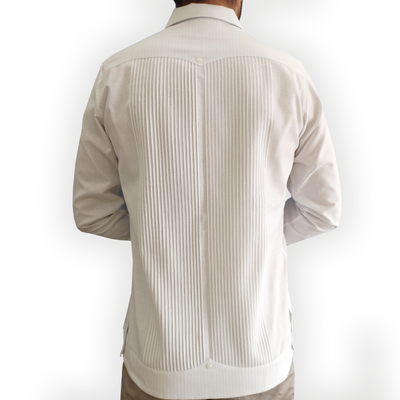 Guayabera blanca para boda en la playa - look elegante