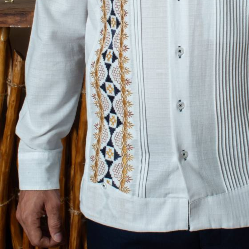 Guayabera bordada a mano con diseño tradicional mexicano