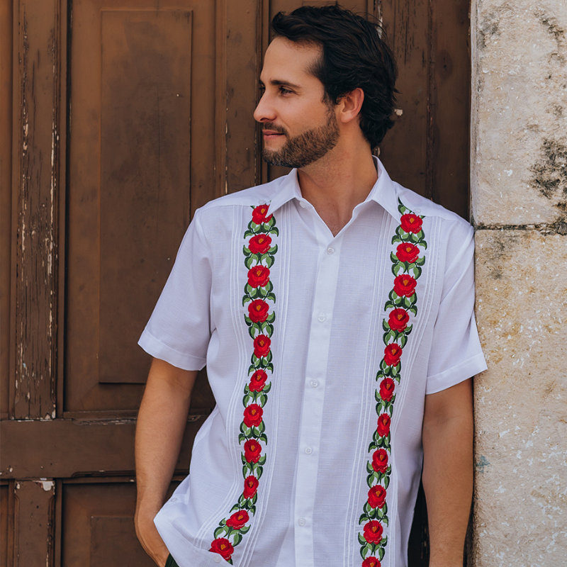 Guayabera bordada con flores tradicionales artesanales