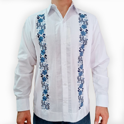 Guayabera bordada de flores azules vista frontal