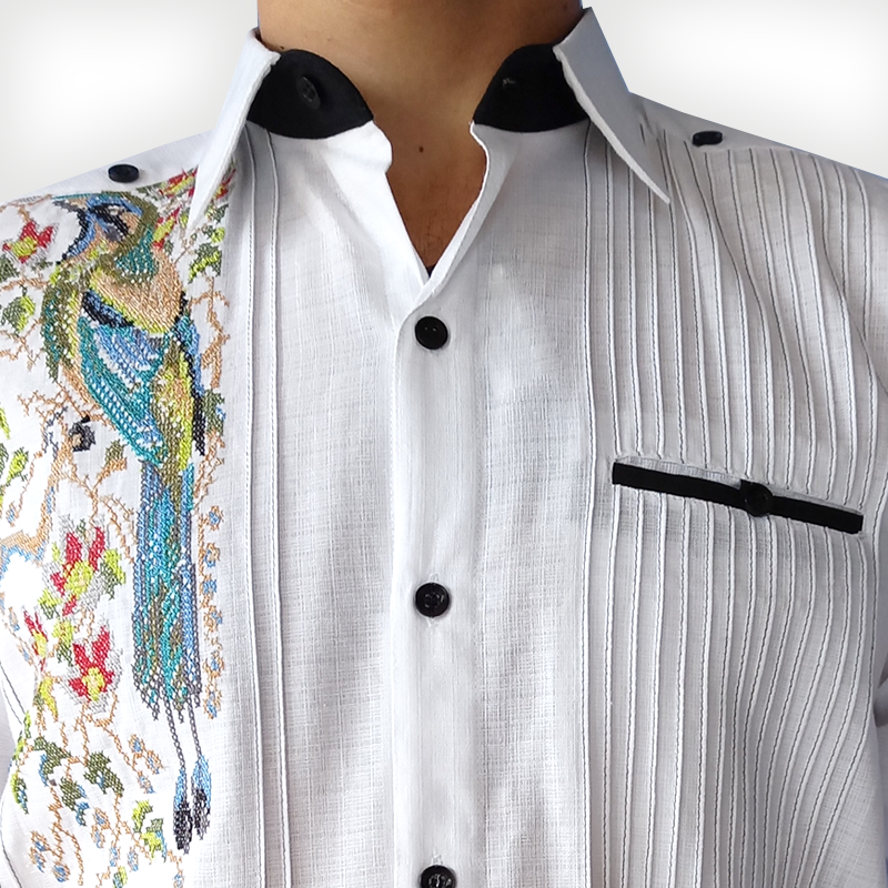 Guayabera bordada pájaro con detalles negros en cuello y botones