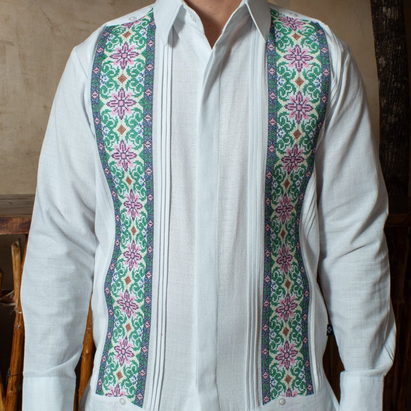 Guayabera bordada yucateca