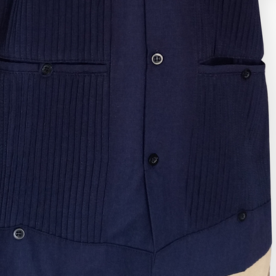 Guayabera clásica azul marino con tres bolsillos
