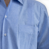 Guayabera clásica celeste estilo tropical