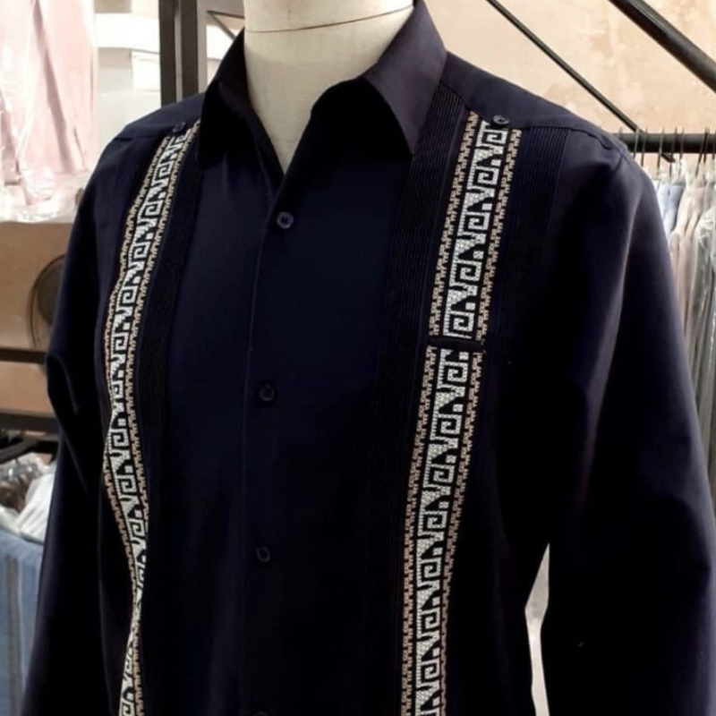 Guayabera color negro bordada