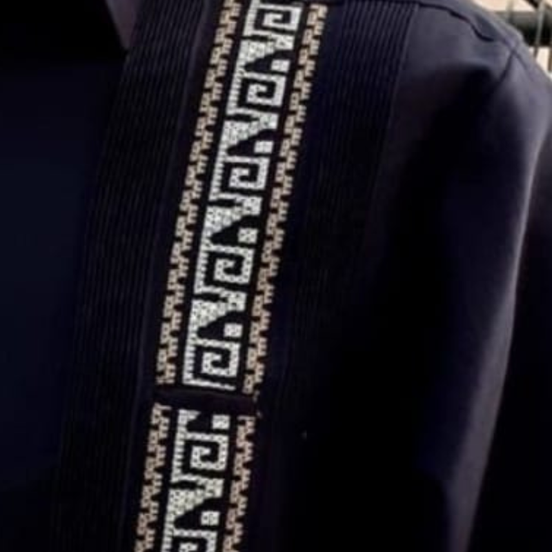 Guayabera color negro bordada detalle