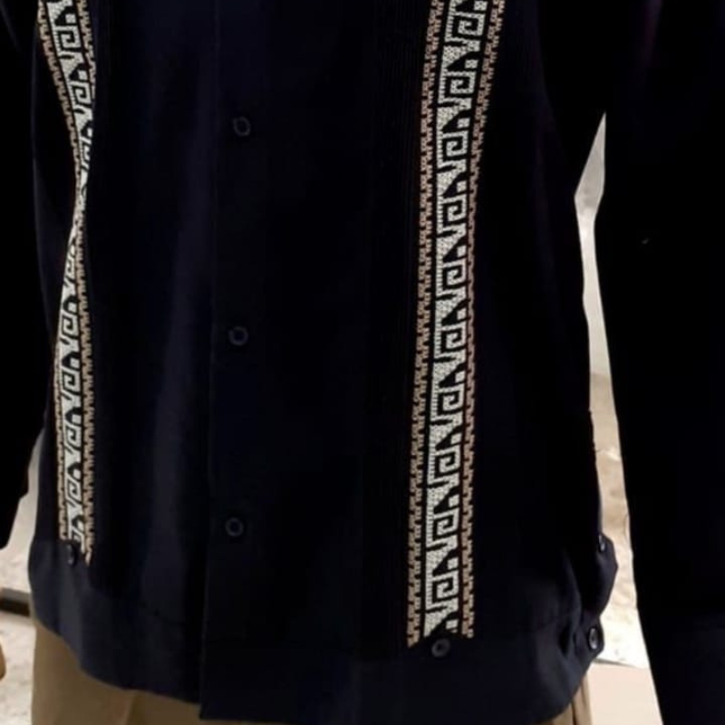 Guayabera color negro bordada hombre