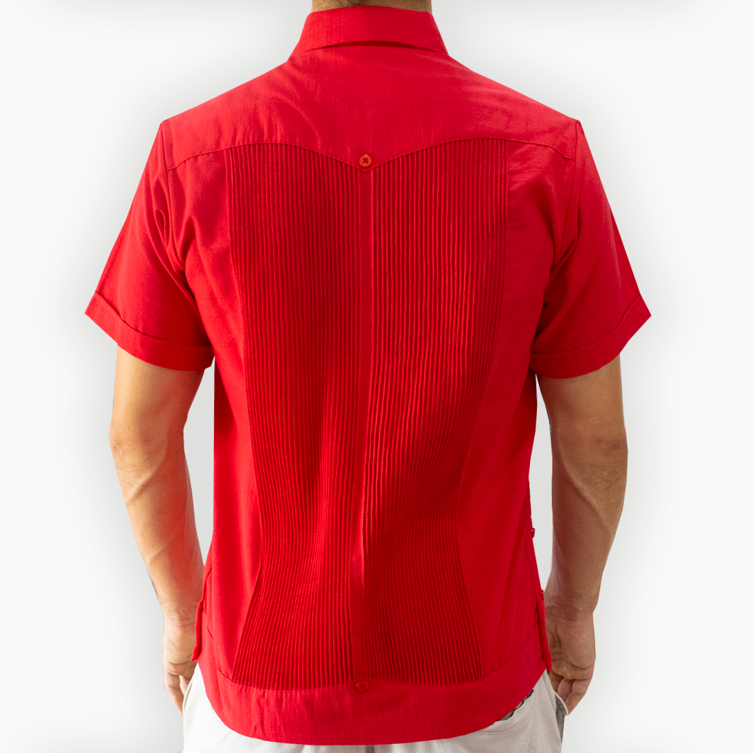 Guayabera color rojo en estilo casual con pantalón blanco