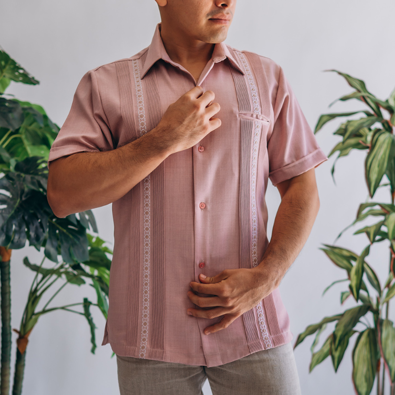 Guayabera color rosa claro con bordado artesanal