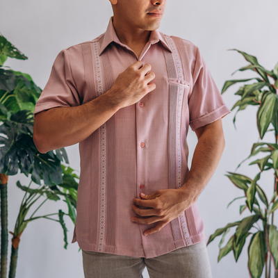 Guayabera color rosa claro con bordado artesanal