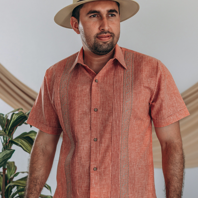 Guayabera color salmón con bordado artesanal