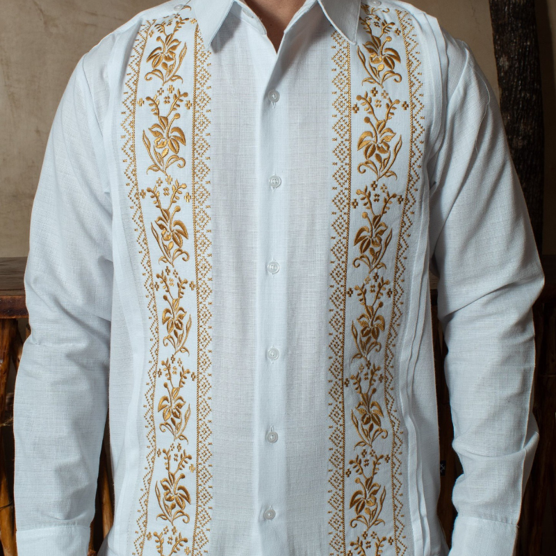Guayabera con bordado artesanal de flor de calabaza