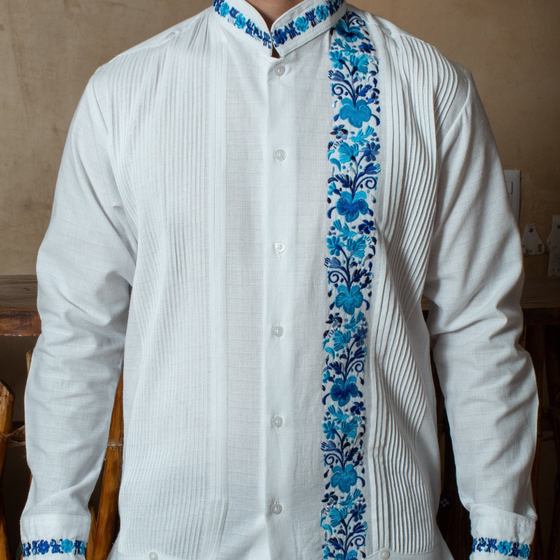 Guayabera con cuello mao y flores bordadas a mano