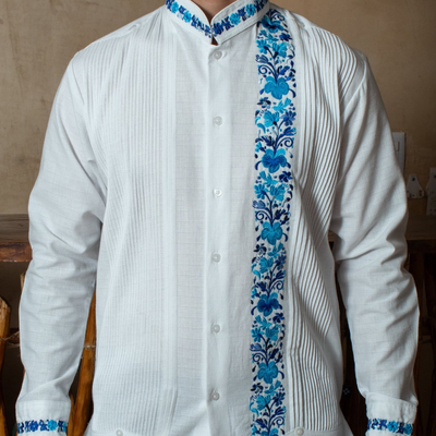Guayabera con cuello mao y flores bordadas a mano