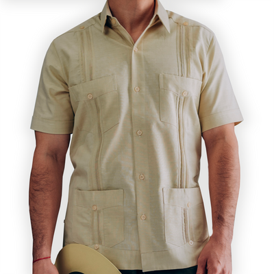 Guayabera cubana beige con alforzas tradicionales
