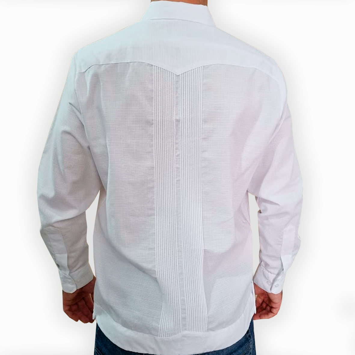 Guayabera de flores azules con diseño tradicional y elegante